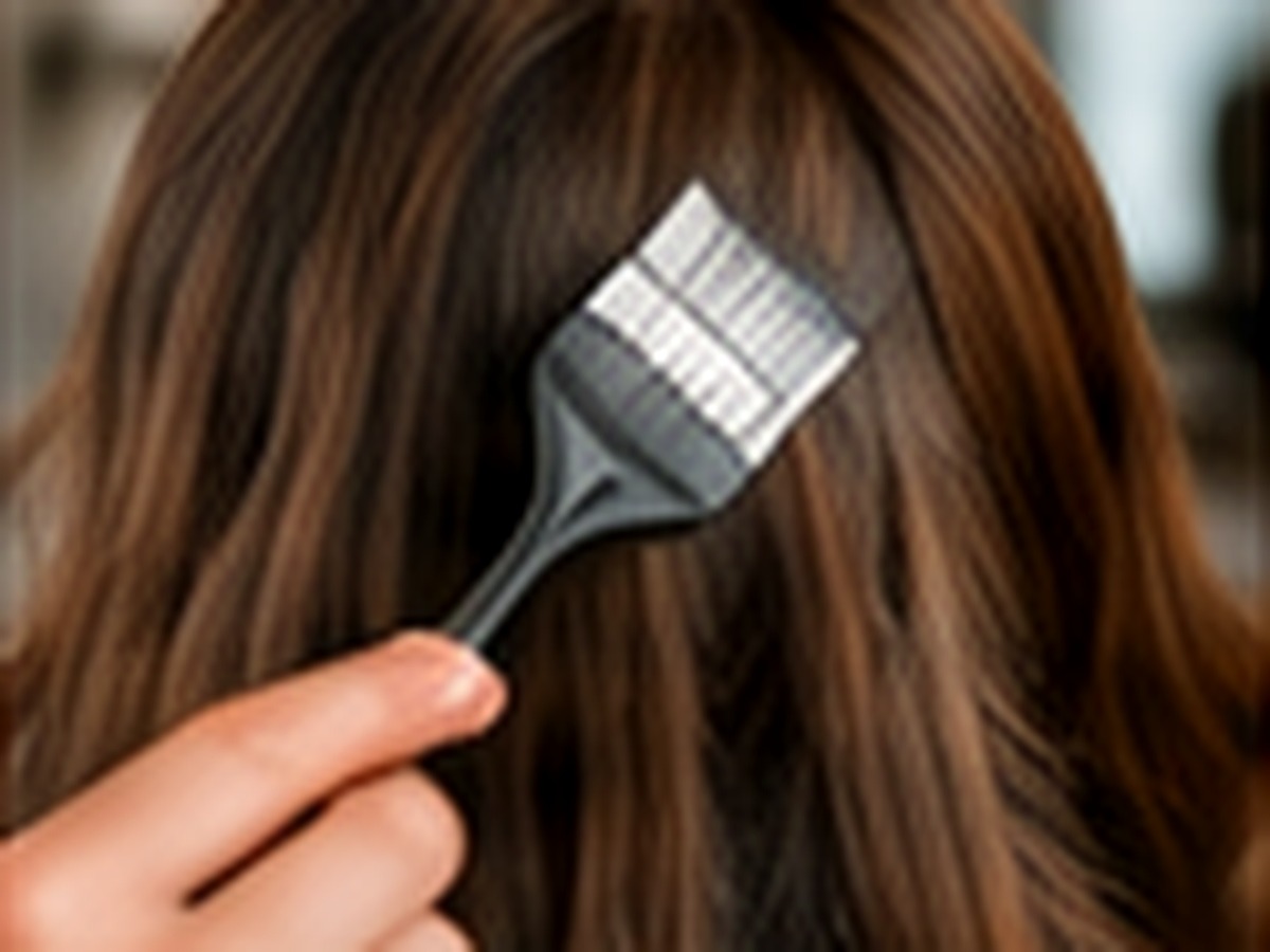 Haarkleuring aanbrengen in een kapsalon